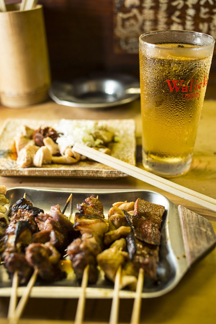 串焼き各種と、スタミナ焼き400円、カミナリハイボール450円。