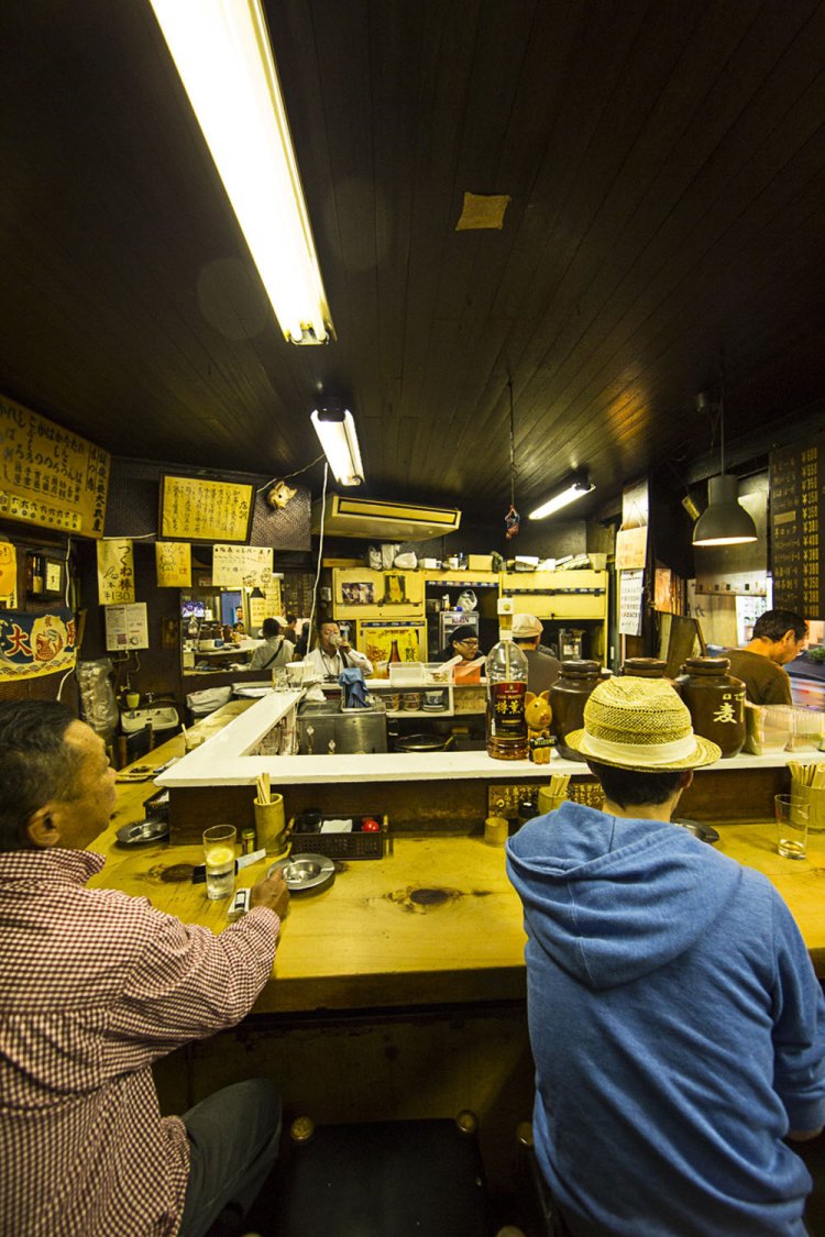 コの字カウンターの15席は、常連客ですぐ埋まる。