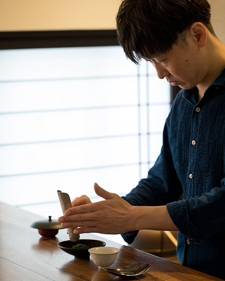 5席が並ぶカウンターに立つ玉井さん。