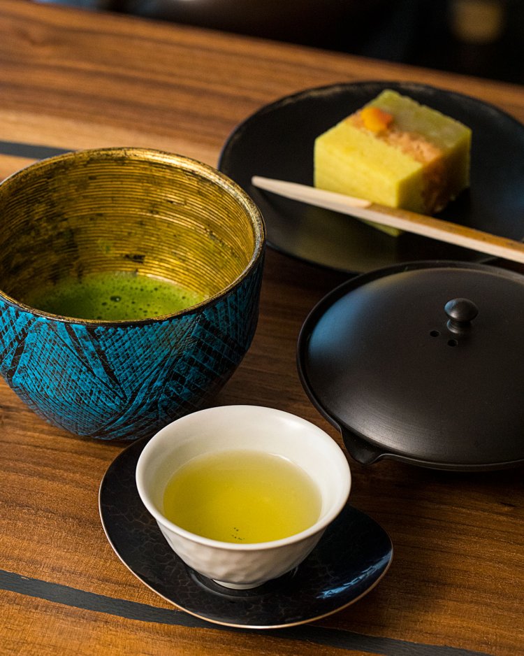 季節の抹茶1700円前後。絞り出し急須を使って抽出した碾茶、茶菓子（この日は茗荷谷『一幸庵』より）、抹茶の順で味わう。