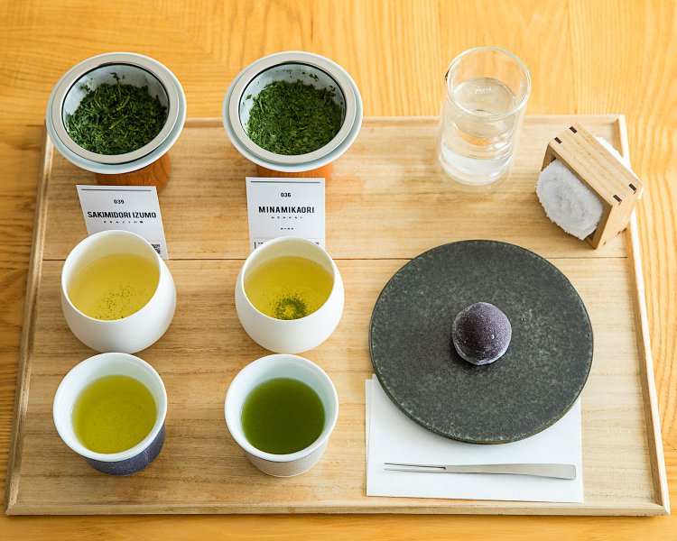 煎茶２種飲み比べ＋お茶菓子1400円は、月替わりの８種類から選べる。竹炭を練り込んだ求肥でこしあんを包む「くろ大福」は、深蒸しによく合う。