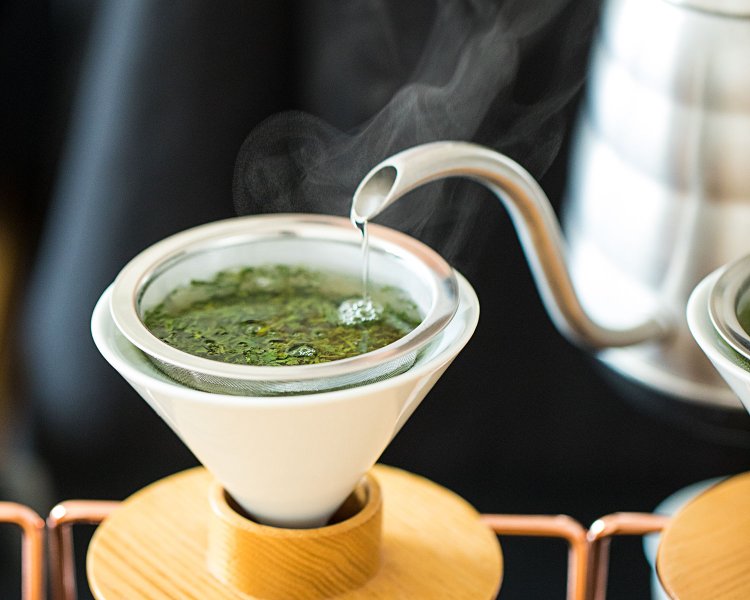 まるでコーヒーを淹れるよう。