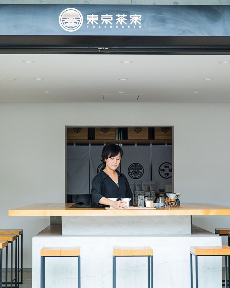 コの字のカウンターはドリッパー前が特等席。