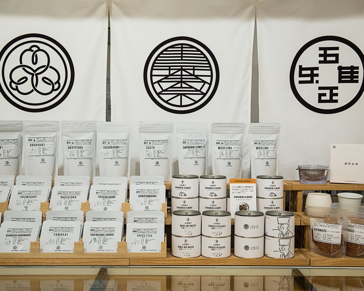 奥にショップ。