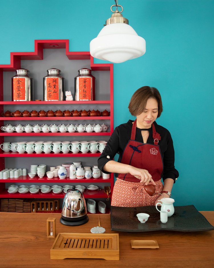 茶藝師の何さん。