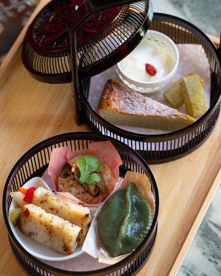 アフタヌーンティーセット1300円は、オリジナルのお菓子3種、台湾風軽食3種。