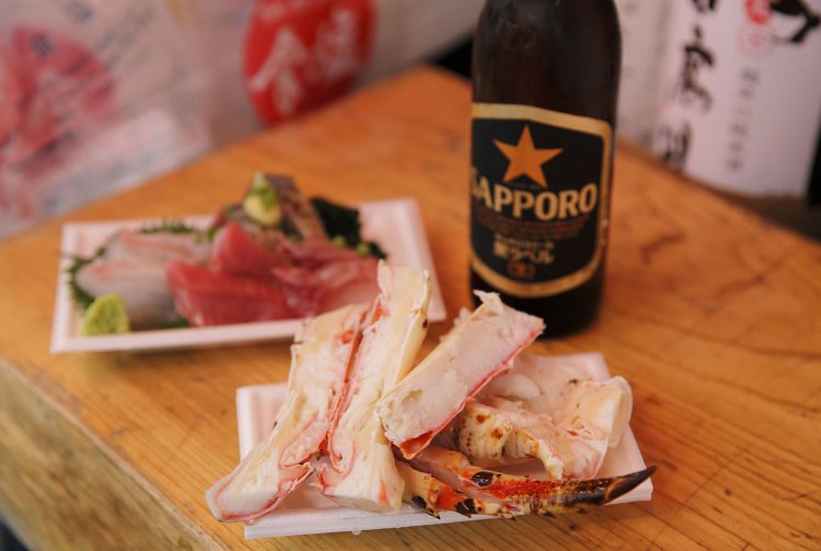 極太タラバガニ、日替わり刺し盛りとビールセット各1000円。