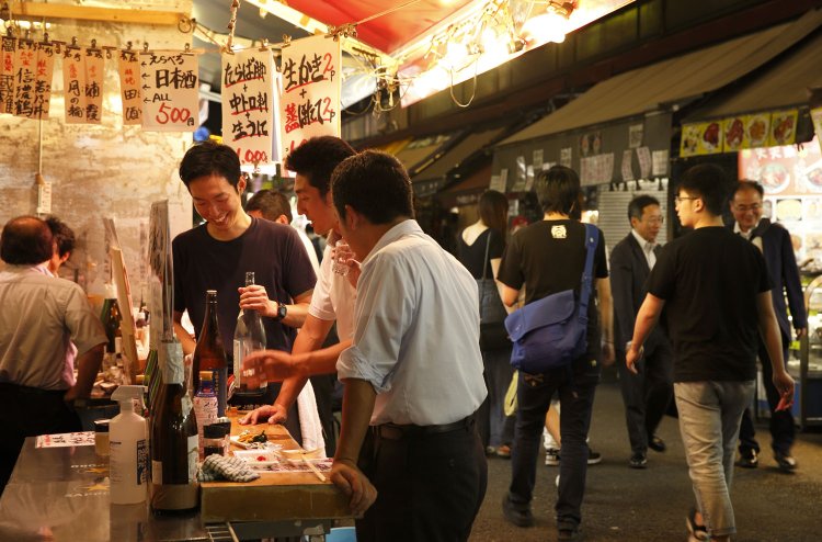 アメ横センタービル東側向かいに立つ、立ち飲み屋。