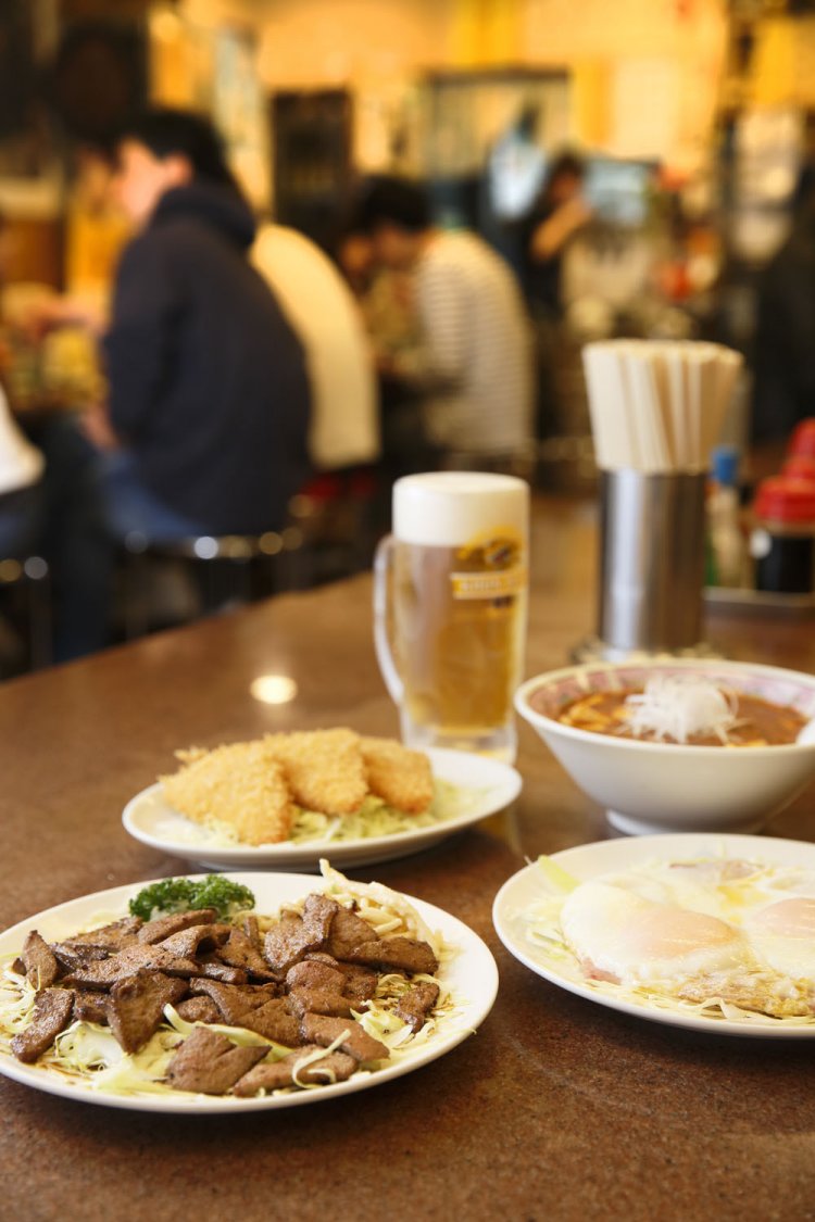 やわらか食感のレバーショーガ550円（左下）やハムエッグ300円など。生中450円。