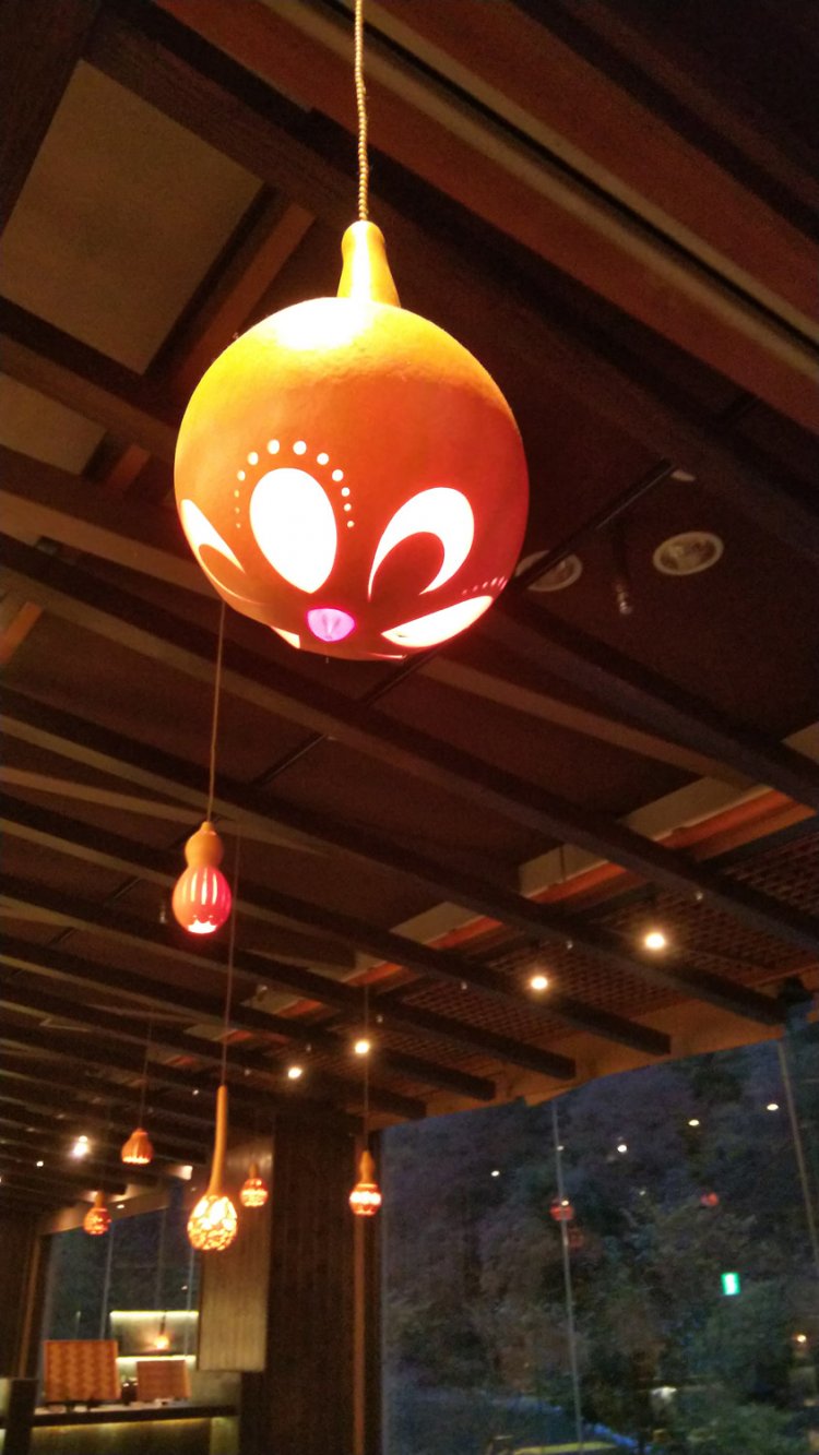 栃木の名産・ひょうたんで作った灯りがロビーを照らす。