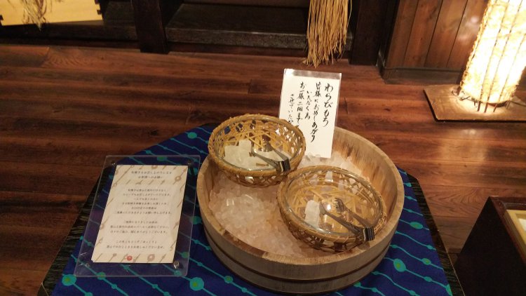 わらび餅は氷で冷やされた状態で提供されていた。心遣いが嬉しい。