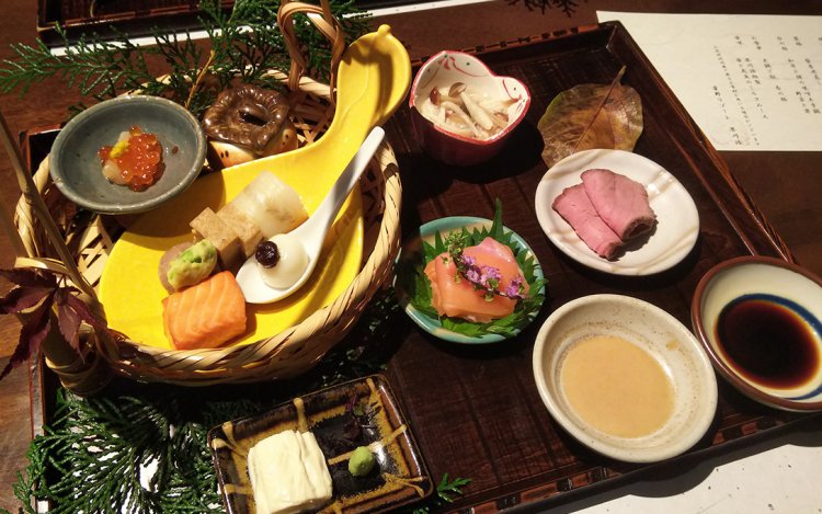 写真は季節の八寸とお造り