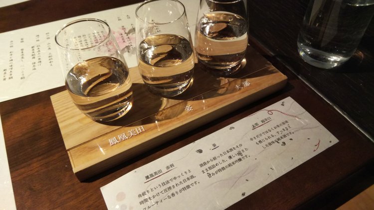 地酒飲み比べセット。日本酒も進むわ。