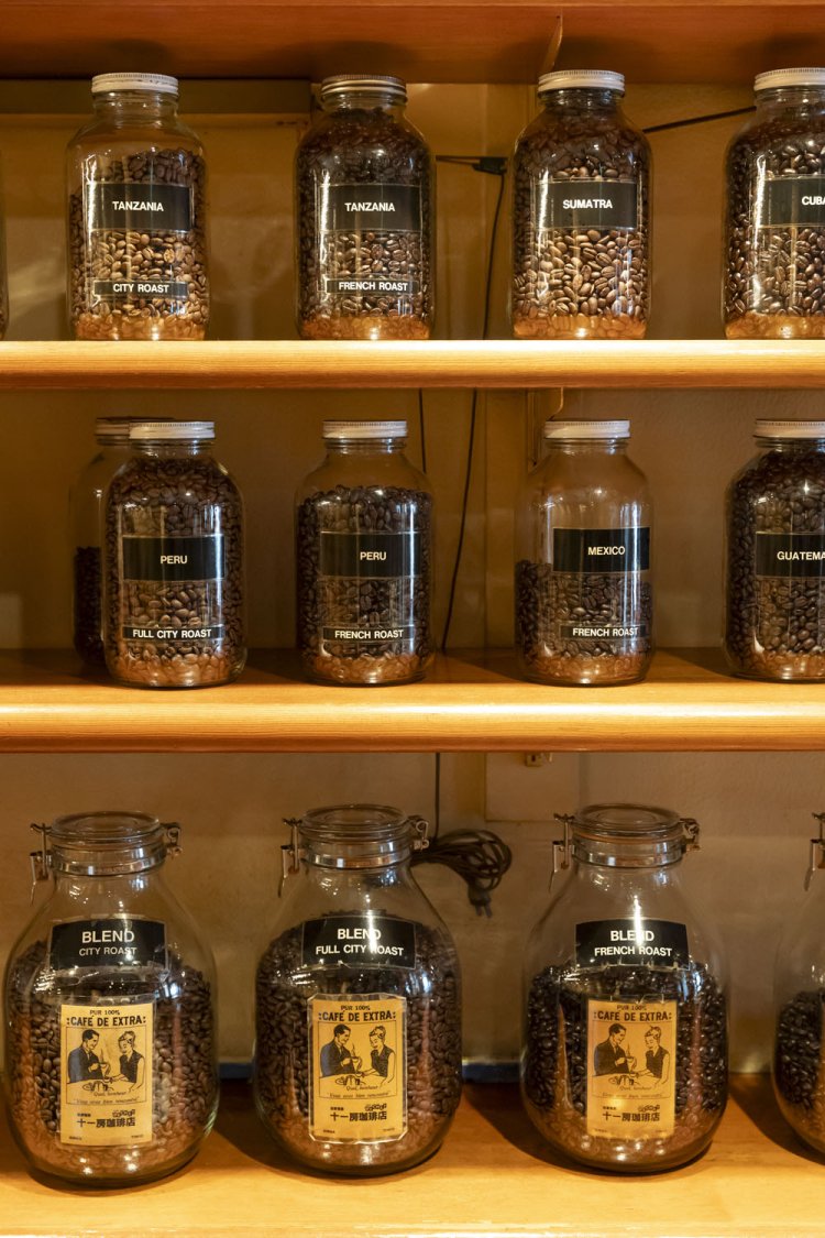 壁際には焙煎豆の瓶がずらり。昔ながらのブレンドやストレートだけでなく、昨今は時季に応じた個性的なシングルオリジンも扱っている。