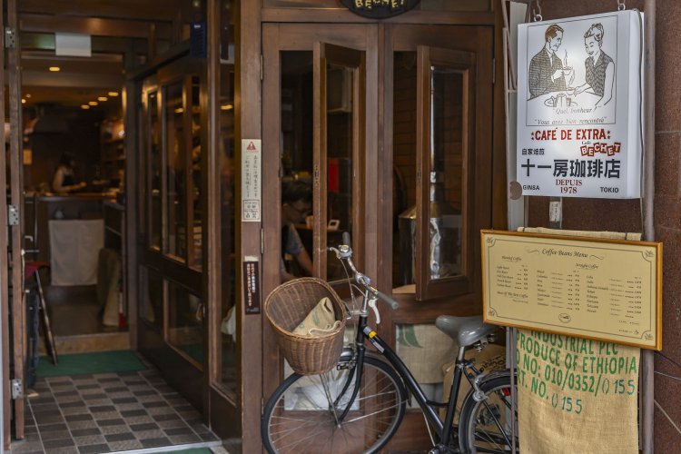 外堀通りに面した雑居ビルの1階。