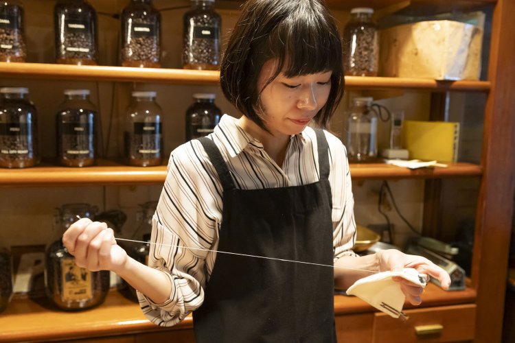 スタッフの方が空いた時間にネルを手縫いしていた。