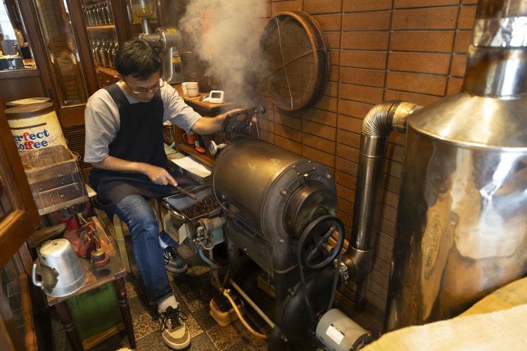 入り口脇にガラス張りの焙煎室がある。店主の長谷川さんが通称「ブタ釜」で深めに焙煎。