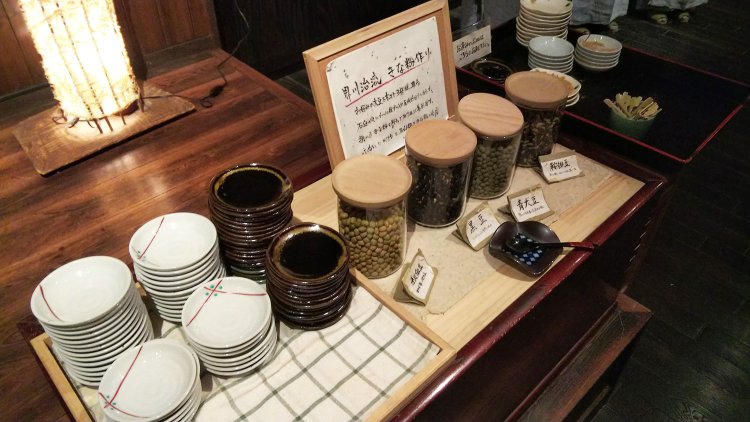 きな粉にする大豆を選ぶ。１種類を厳選してもよし、何種類かブレンドしてもよし。