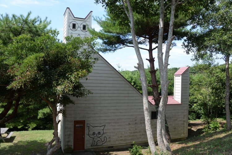 ちば氏デザインのロッジ「しろ」。2階建てで外観が他よりリアル。