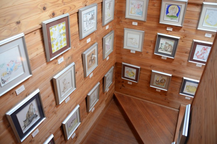 センターハウスの階段や２階創作室で、マンガ家のネコの絵を鑑賞。