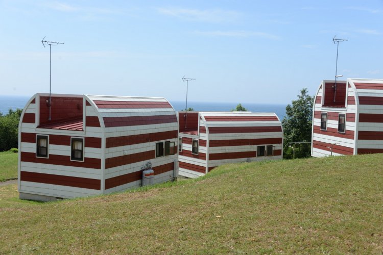 耳を立てた屋根のロッジ小（定員６名）「ちび」「どら」「みけ」。