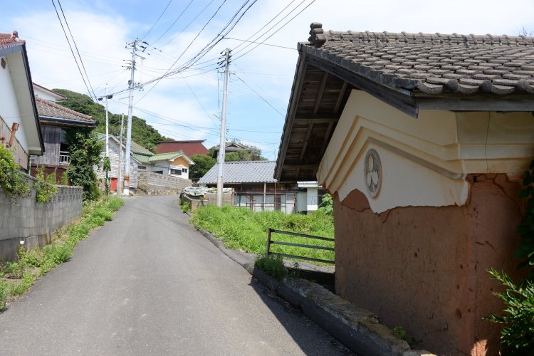 空き家は多いが想像以上に大きな町。昭和で止まった家並みは新鮮。