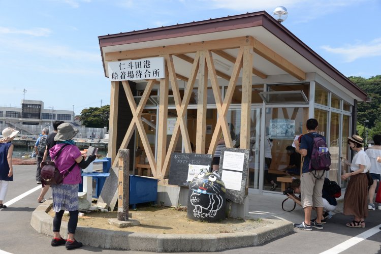 港の待合所で島の第１ネコを目撃、高ぶってしばし足止めされる下船客。