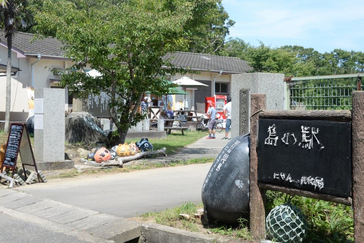 廃校跡を利用。金次郎像の前には超レアな旧海軍機のプロペラが！