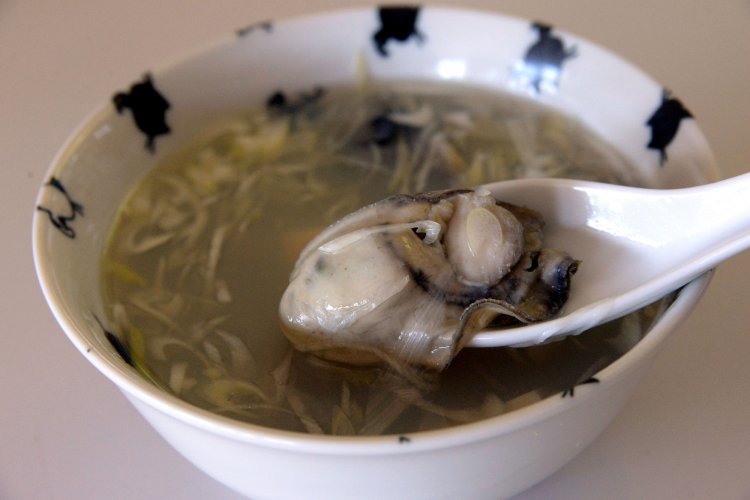 田代島産のカキがたっぷり味わえる、かきのうしお汁500円。