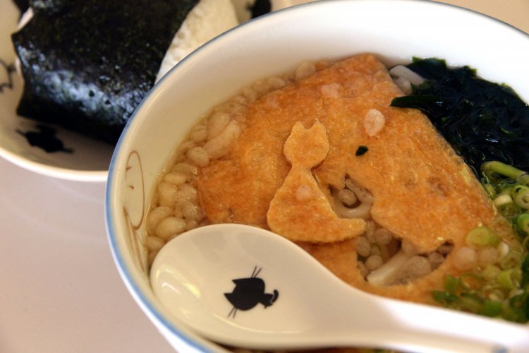 揚げがネコ型のきつね300円～、 島で獲れたうにおむすび300円。