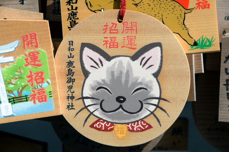 絵馬のネコは「シャム夫」。彼の後姿が刺繍された御朱印帳もある。