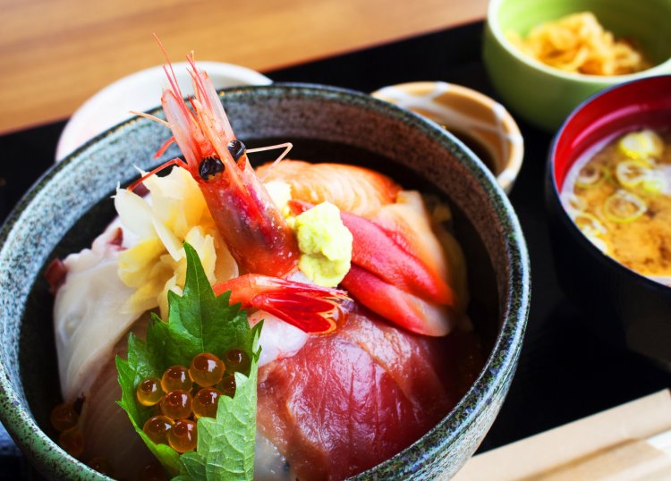 いちばんの売れ筋、元気丼1250円。新鮮な魚介満載でリーズナブル。