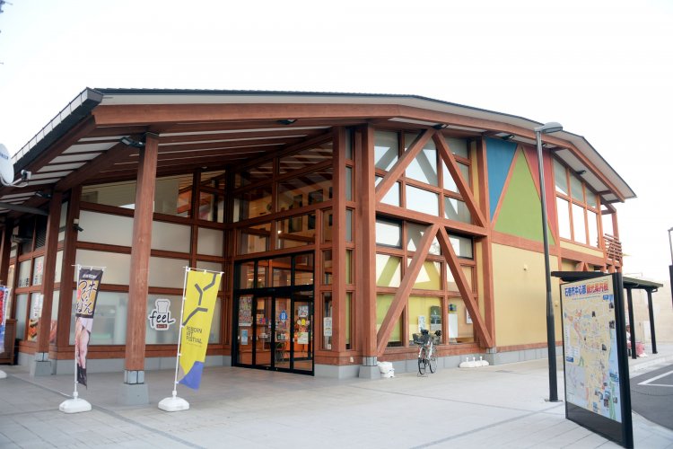 網地島ライン「石巻中央発着所」そば、駅へのルート上にあり便利。