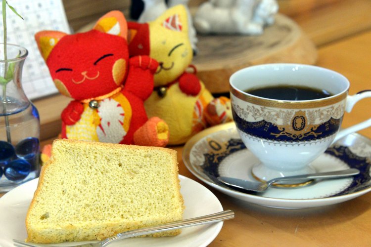 手作りシフォンケーキ160円、コーヒー250円をイートインで。