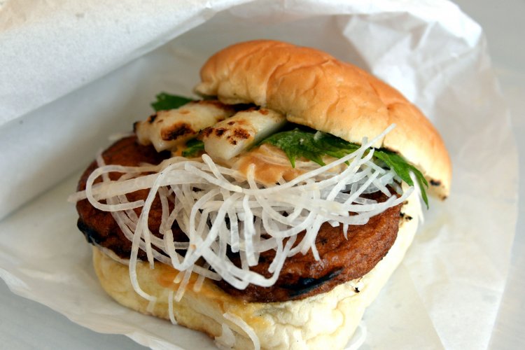 石巻産の練り物と地場野菜をはさんだ「おでんバーガー」380円。