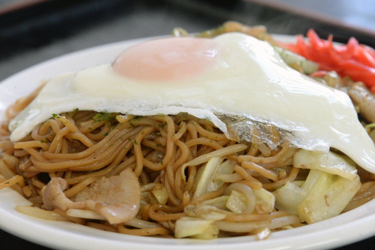 「石巻焼きそば（玉子のせ）」700円。独自ソースとゴマ油が味の決め手。