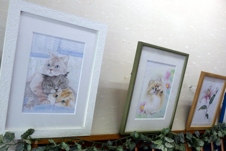 ネコの水彩画は店主の奥さん作。習い始めて２年足らずと思えない。