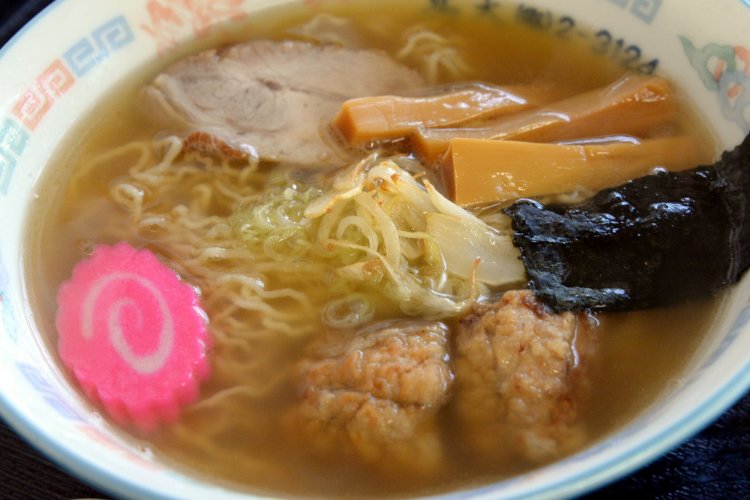 『割烹 高大』の特徴はサバの竜田揚げと縮れ細麺。700円。
