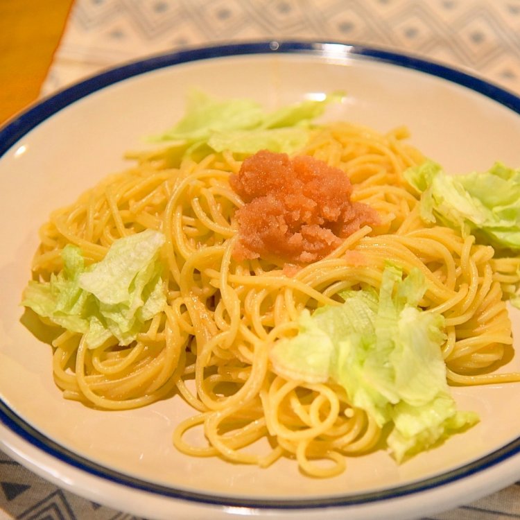 靴を脱いであがる昭和的な店内でランチを。パスタランチ800円。