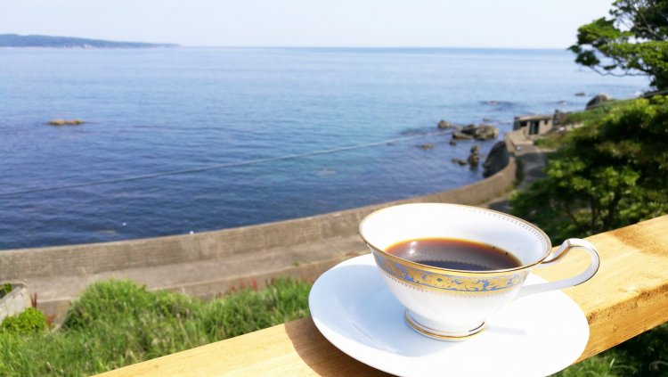 日向ぼっこするネコと海を眺める テラス席でコーヒー300円を。