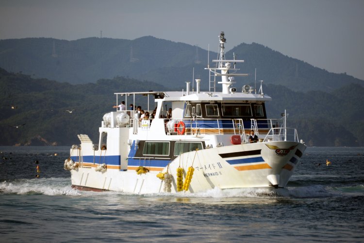 仁斗田港へ入ってくる、今春投入された新造船「マーメイドⅡ」。