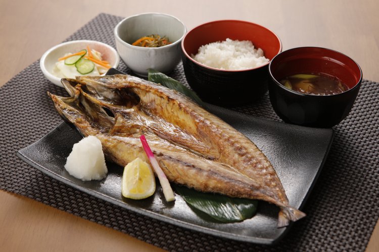 金華サバ焼き定食1200円。何をおいてもまず食べたいブランドサバ。