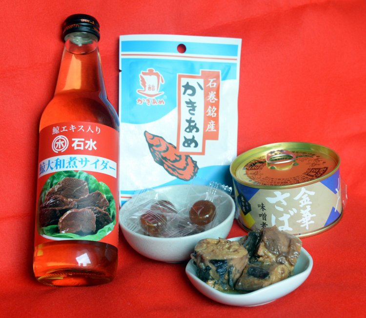 かきあめ161円、サイダー270円。季節モノのサバ缶は12月から販売。