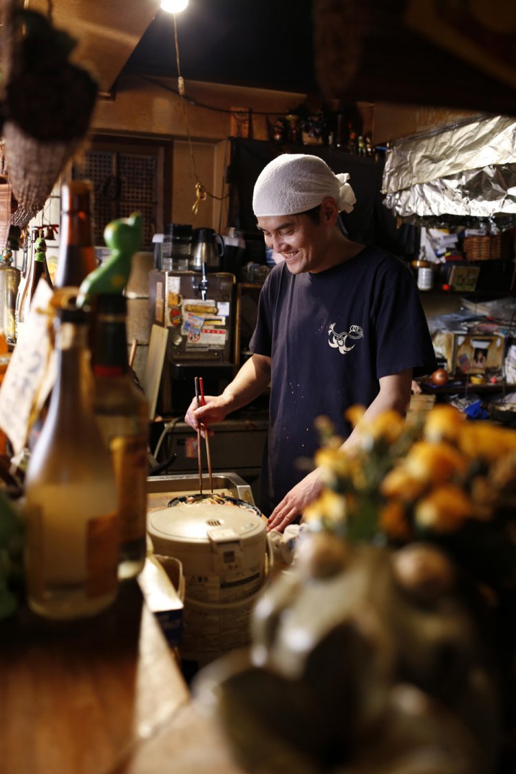 店主の中村さんが一人で切り盛りしている。