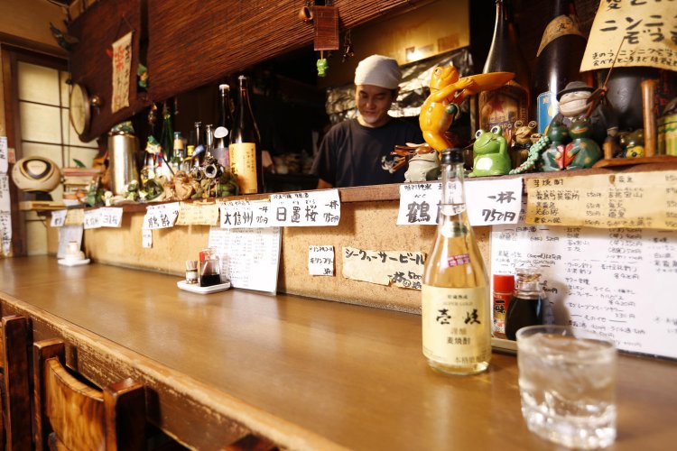 席はカウンターのみ。