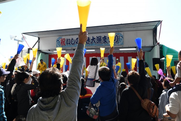 「鮮魚セリ」も開催される。買受人気分が味わえるとあって大好評。