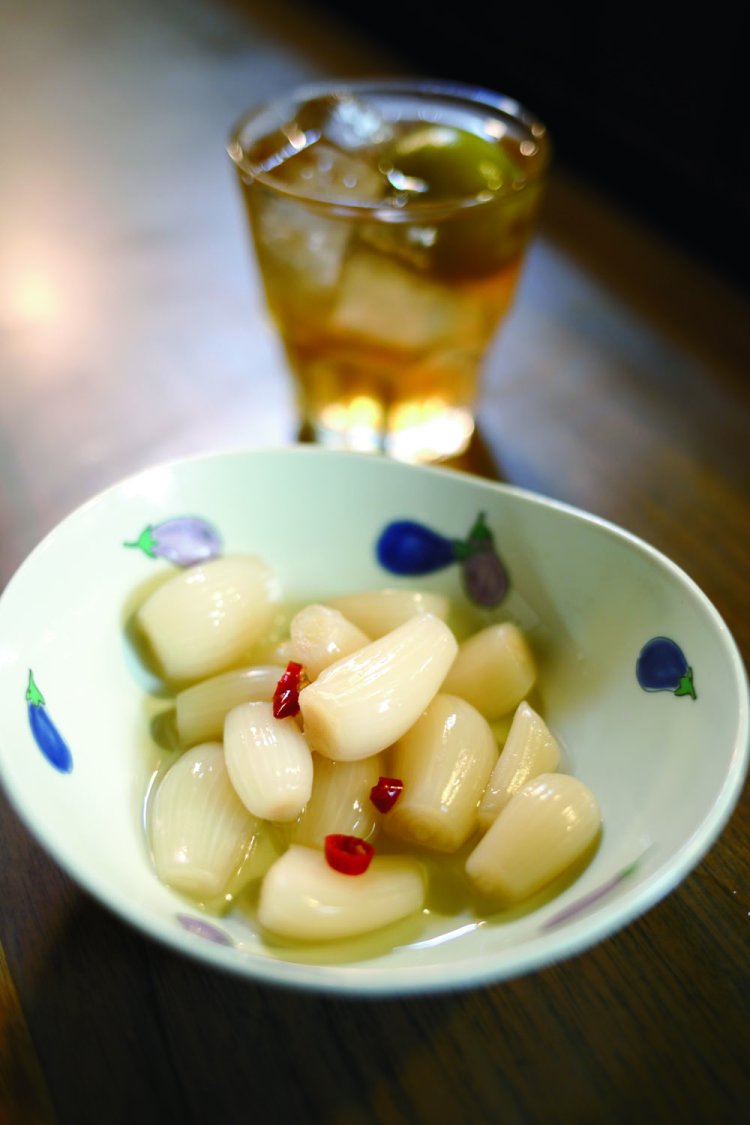 手作りらっきょうや、煮込みなどつまみも多彩。