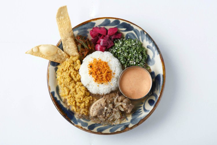 スリランカプレート（本日のカレー）1650円。カレーと総菜がご飯を囲み、皆で支え合っているプレート。