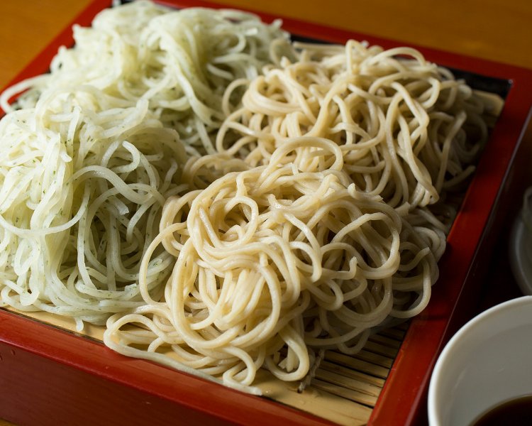 変わりそばと並そばを盛り合わせた二色せいろ900円。