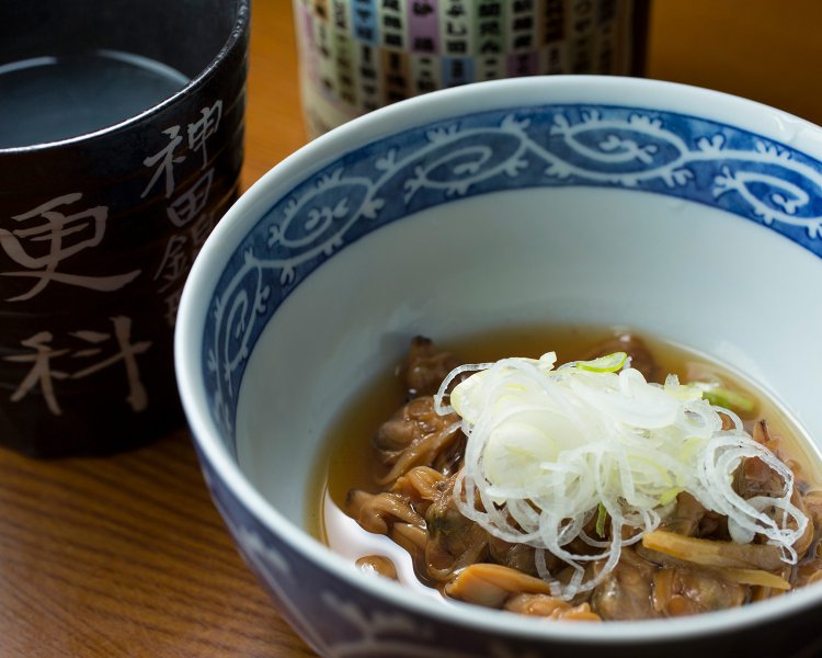 あさり煮450円を肴に、東京の老舗そば店で組織する「木鉢会」の名を冠した蕎麦焼酎500円をそば湯割りで。